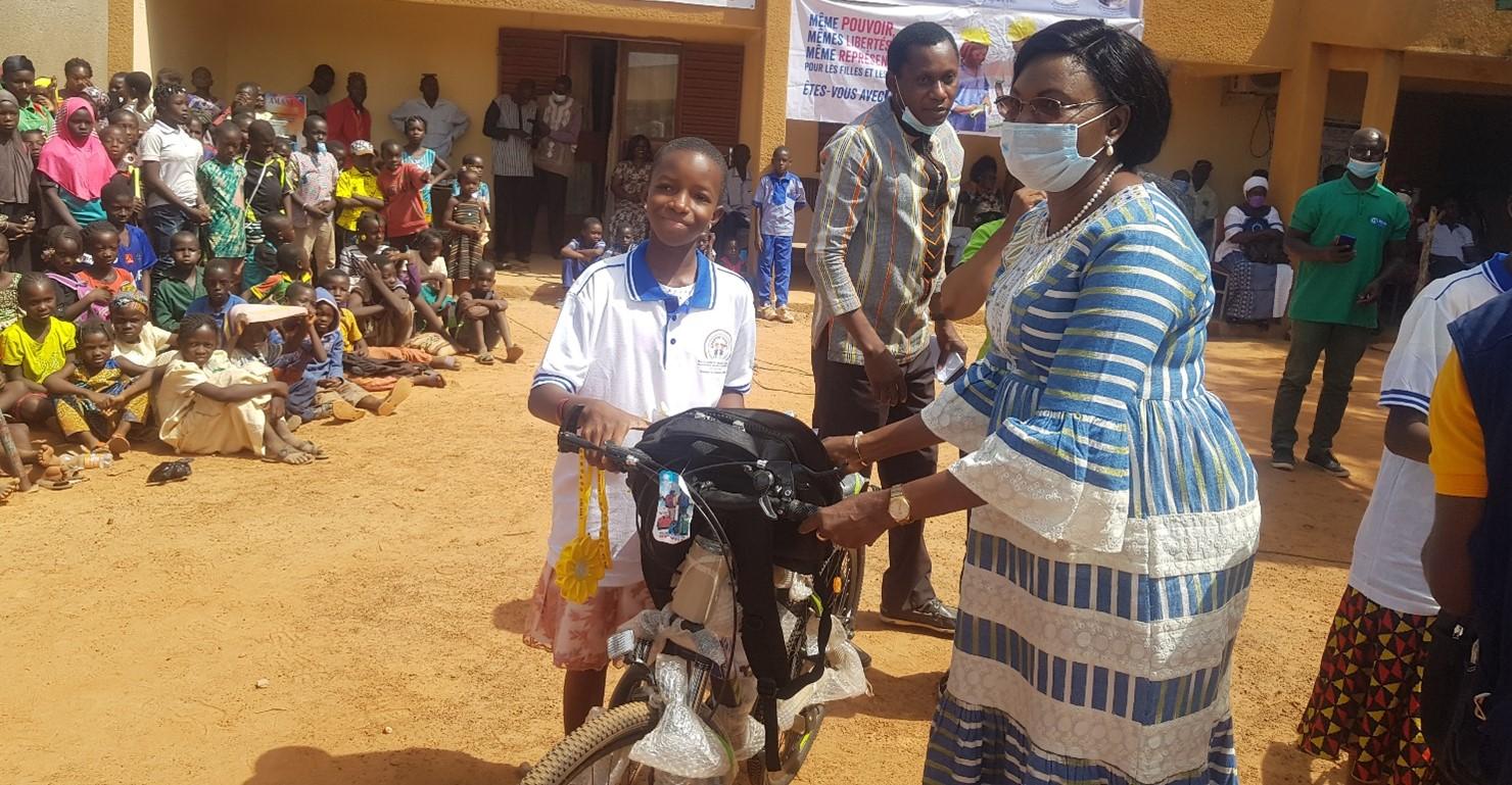 Remise de fourniture et de vélo à une fille fréquentant un des centres dans le Bazega, Burkina Faso © Enfants du Monde
