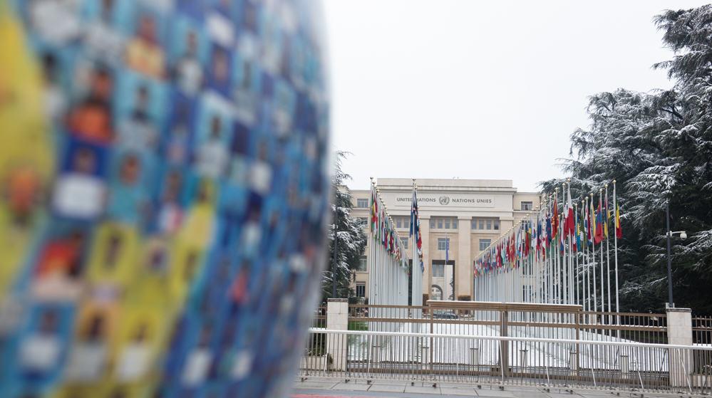 Globe « Un Monde plus Juste » sur la place des Nations à Genève.