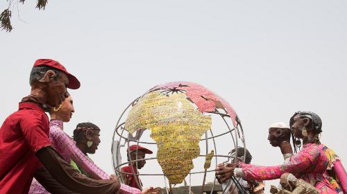 Globe « Un Monde plus Juste » à Ougadougou au Burkina Faso.