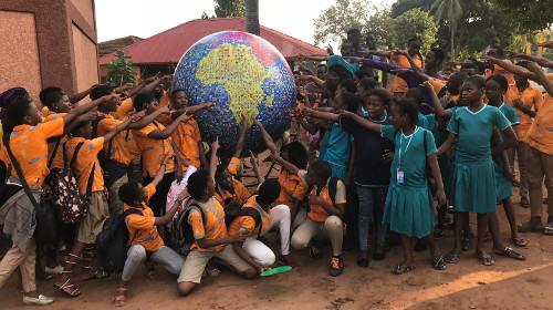 Présentation de la réplique du globe « Un Monde plus Juste » aux élèves du Bénin.