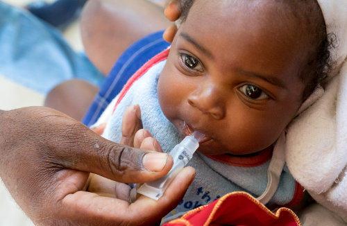 Baby profitiert von dem Gesundheitsprojekt in Haiti