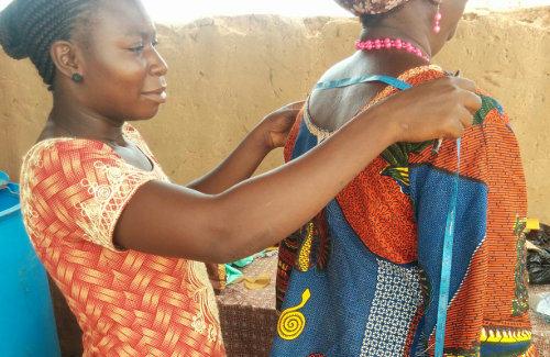 Nathalie profitiert von Enfants du Monde Gesundheitsprojekt in Burkina Faso