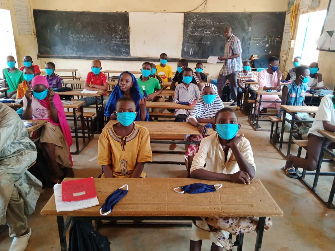 Ecoliers portant des masques de protection au Burkina Faso