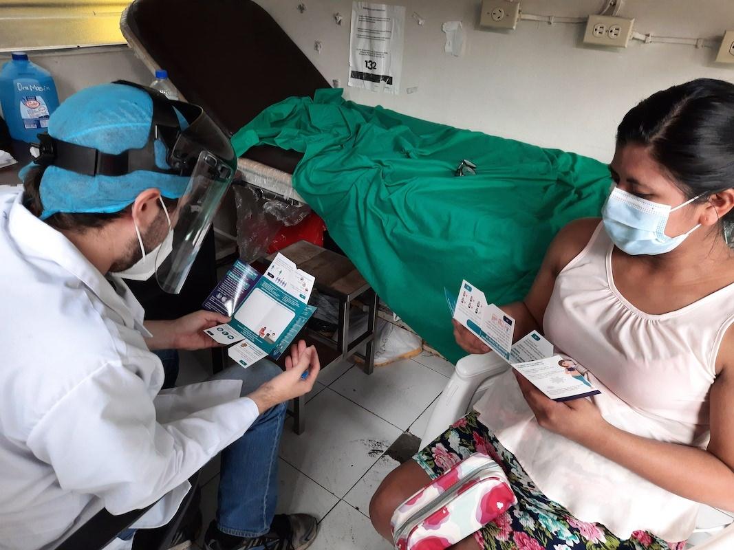 Livraison de dépliants COVID-19 à El Salvador