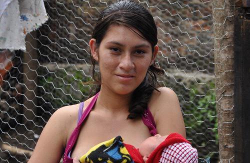 Ana-Daisy TEPAS, mère au Salvador, a séjourné dans une maison d'attente avant son accouchement.